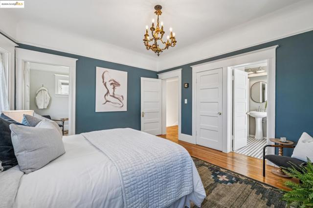 478 43rd St, Oakland CA: https://media.crmls.org/mediaz/6d3351f8-d961-404c-9a10-a8acde58f903.jpg