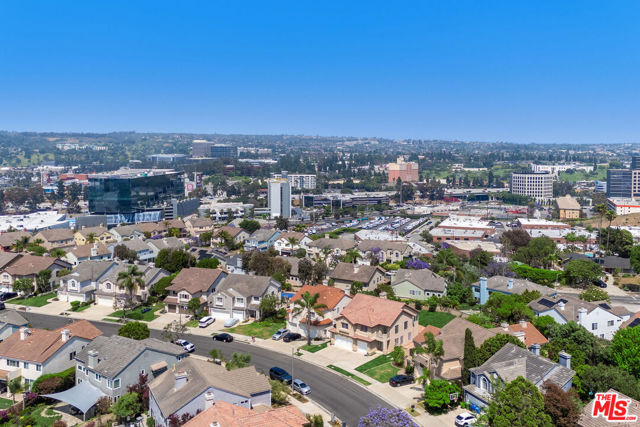 6615 Kentwood Bluffs Drive, Los Angeles CA: https://media.crmls.org/mediaz/6d33a392-795a-4231-b82c-83afaf0f7540.jpg