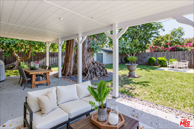 21924 Buena Ventura Street, Woodland Hills CA: https://media.crmls.org/mediaz/6d33d828-e2a3-4e64-962c-8a8080f64b8e.jpg