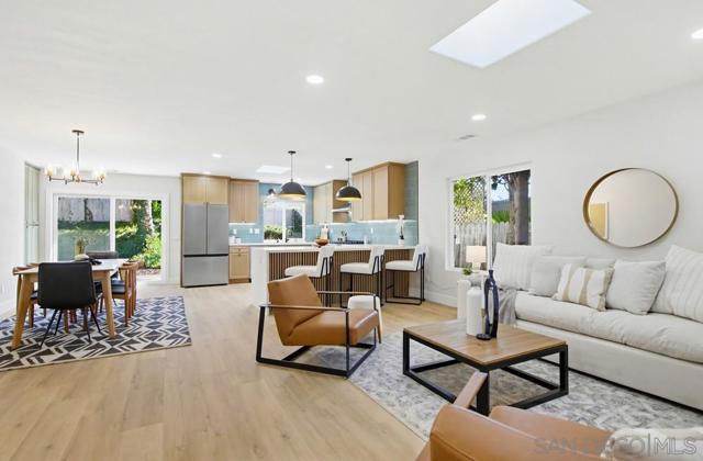 9555 Via Pereza, San Diego CA: https://media.crmls.org/mediaz/6d346789-d431-4c45-93a7-cdce27bbe860.jpg