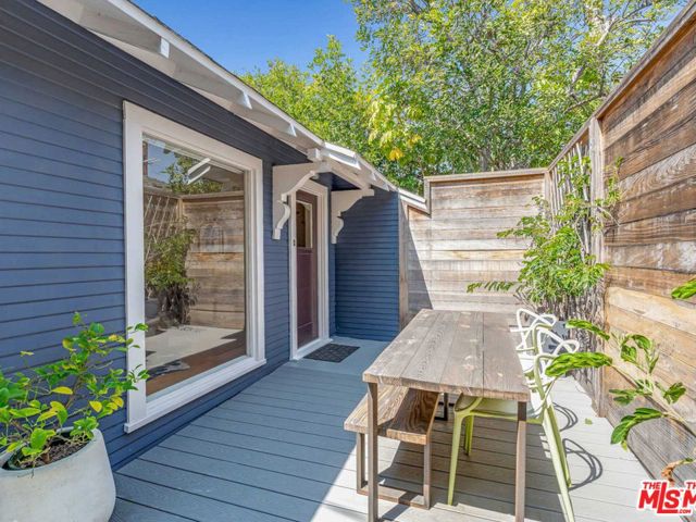 7024 De Longpre Avenue, Los Angeles CA: https://media.crmls.org/mediaz/6d34a342-31db-4490-9b23-41d92a414f92.jpg