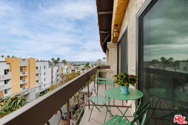 1735 N Fuller Avenue, Los Angeles CA: https://media.crmls.org/mediaz/6d373e6e-50b6-4a65-a9b5-ca22000fadbb.jpg