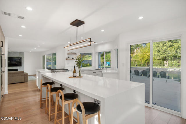 29504 Woodbrook Drive, Agoura Hills CA: https://media.crmls.org/mediaz/6d37a140-3212-4a0c-a329-10f99014fac2.jpg