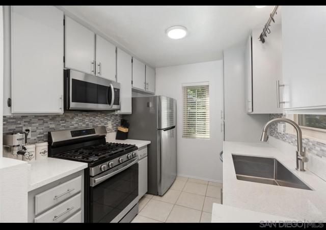 10331 Azuaga St, San Diego CA: https://media.crmls.org/mediaz/6d37e6a9-2a08-405c-8b89-73afc422df14.jpg
