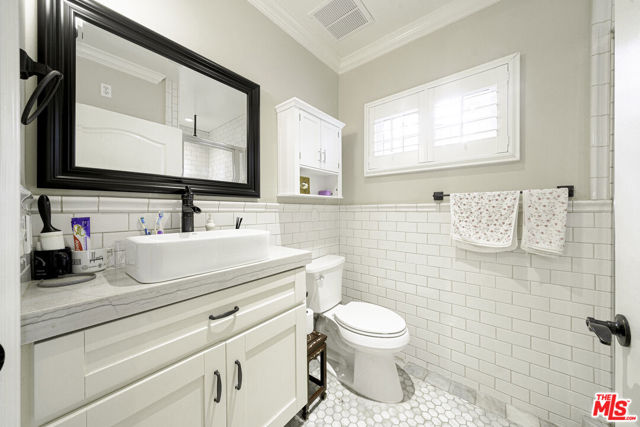 950 S Longwood Avenue, Los Angeles CA: https://media.crmls.org/mediaz/6d380759-b400-4eb4-ba4a-b44ef20af966.jpg