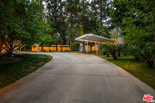 1010 N Rexford Drive, Beverly Hills CA: https://media.crmls.org/mediaz/6d3969a6-a312-4463-88ec-a8f3ac792b54.jpg