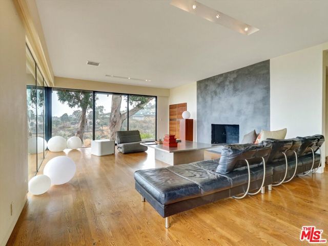 16959 Dulce Ynez Lane, Pacific Palisades CA: https://media.crmls.org/mediaz/6d396b5d-2778-4684-9f56-af1ccdde603e.jpg