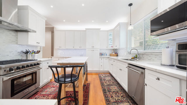 2655 Saxon Drive, Los Angeles CA: https://media.crmls.org/mediaz/6d39719a-b9d9-4540-a6c1-afa5aec6fdae.jpg