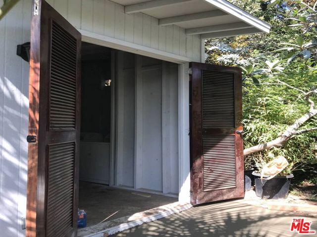 1215 Hilldale Ave, Los Angeles CA: https://media.crmls.org/mediaz/6d39835a-832e-43df-bddd-aa6e40493cf1.jpg