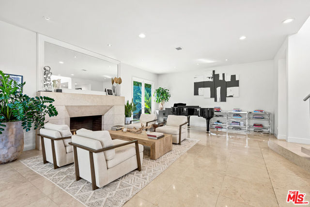 10424 Valley Spring Lane, Toluca Lake CA: https://media.crmls.org/mediaz/6d3a3610-6992-4543-8d2a-bf59831b7b37.jpg