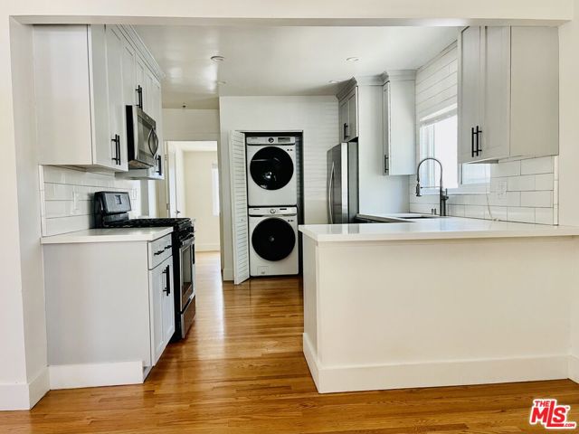 2908 Glenhurst Avenue, Los Angeles CA: https://media.crmls.org/mediaz/6d3a43e6-00eb-4d09-b060-7920cc403e3a.jpg