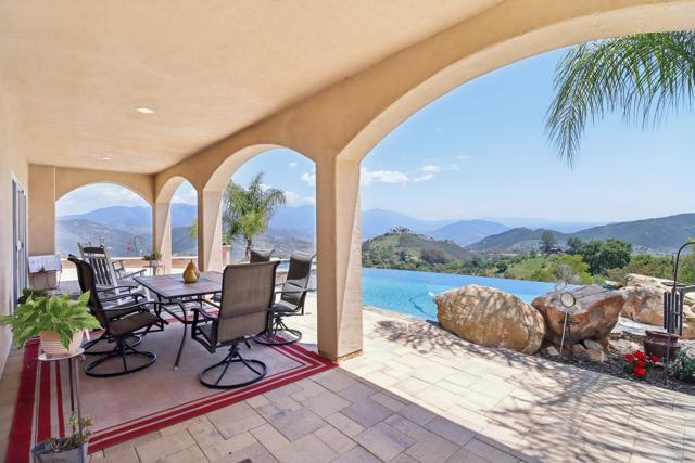 944 Rainbow Crest Road, Fallbrook CA: https://media.crmls.org/mediaz/6d3a58f5-1da7-42eb-8284-61c267f12442.jpg