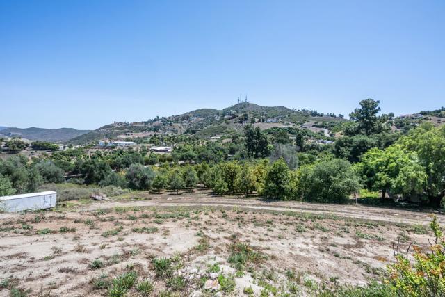 1309 Sunny Heights Road, Fallbrook CA: https://media.crmls.org/mediaz/6d3ae89e-cfaa-4b3d-8fba-dee33c58d0f6.jpg