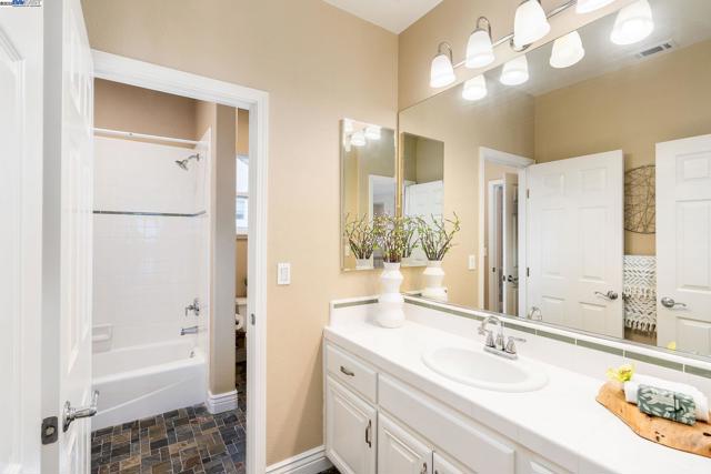 10828 Inspiration Cir, Dublin CA: https://media.crmls.org/mediaz/6d3b00c5-9318-4c37-a6c9-b7fbce84277c.jpg