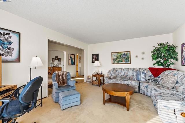 3803 Cheshire Ct, Pleasanton CA: https://media.crmls.org/mediaz/6d3c8b3e-7ac0-412b-af22-03538e41730d.jpg