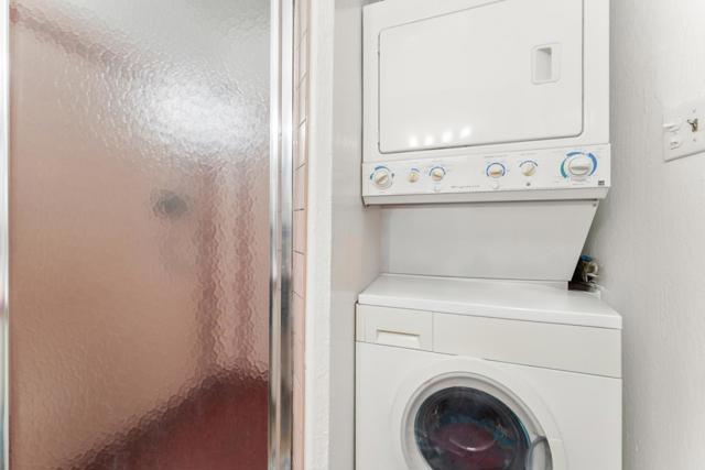 4 Athlone Way, Menlo Park CA: https://media.crmls.org/mediaz/6d3c8e17-0324-45e1-89f4-78cf66c48503.jpg