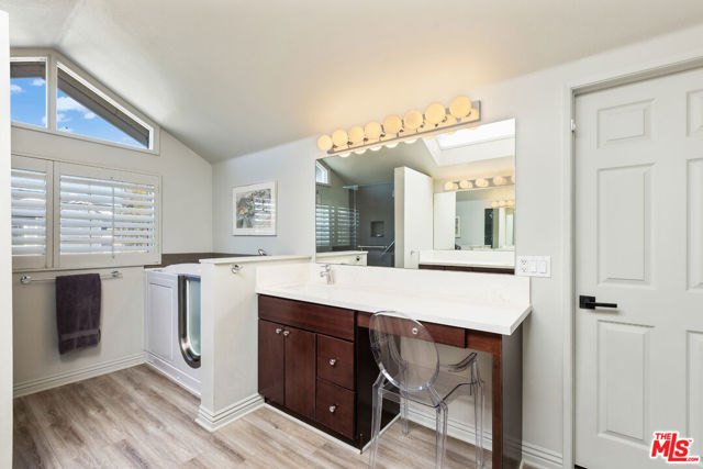 13082 Mindanao Way, Marina del Rey CA: https://media.crmls.org/mediaz/6d3df5d1-781c-492e-92d8-2094d4724fc8.jpg