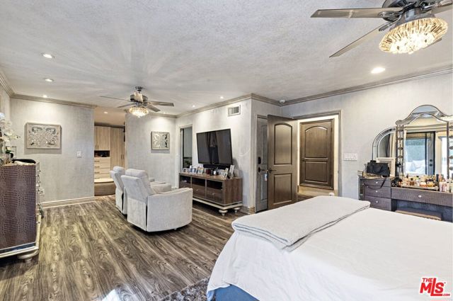 22450 Hatteras Street, Woodland Hills CA: https://media.crmls.org/mediaz/6d3f0b4a-ddd0-46e4-9782-e30651a5e4fc.jpg