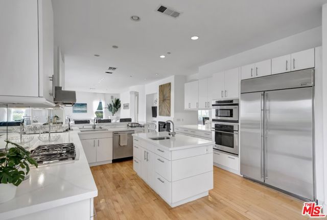 2752 Stone View Court, Los Angeles CA: https://media.crmls.org/mediaz/6d3fc8b9-865a-4d9d-ad77-5f544d21f5ae.jpg
