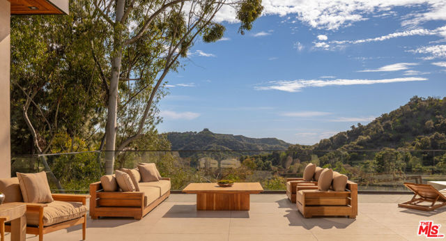 12752 Mulholland Drive, Beverly Hills CA: https://media.crmls.org/mediaz/6d3fe729-c152-4d97-88f7-1a5a5f248d22.jpg