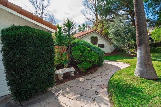 14105 Durhullen Dr, Poway CA: https://media.crmls.org/mediaz/6d4257e7-5b75-4e4f-9f70-f15e17d75ec4.jpg