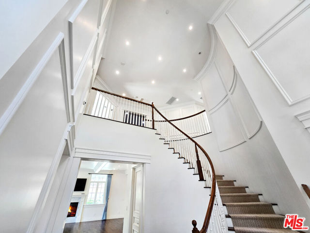 3815 Valley Meadow Road, Encino CA: https://media.crmls.org/mediaz/6d427f79-1132-4786-b116-bd2ef2f0d83c.jpg