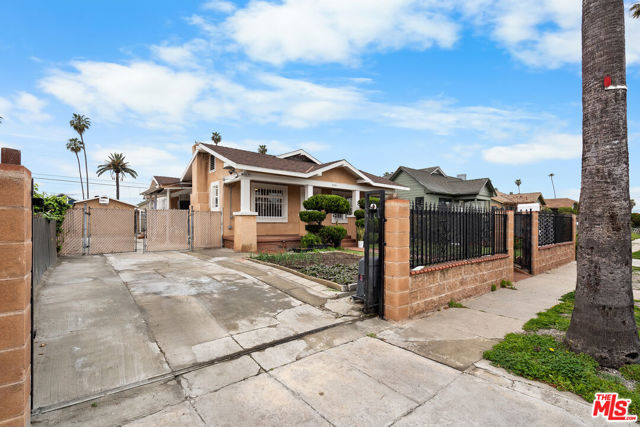 3941 2nd Avenue, Los Angeles CA: https://media.crmls.org/mediaz/6d4345c4-5ec2-46ea-965c-24fc406371ef.jpg