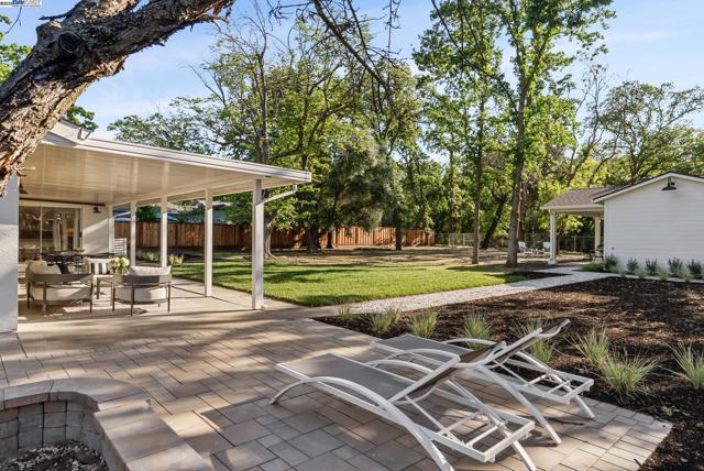 2129 Youngs Ct, Walnut Creek CA: https://media.crmls.org/mediaz/6d435072-dae3-4af0-a467-5457fef97bb4.jpg