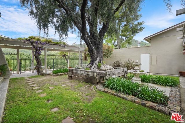 30473 Mulholland Hwy, Agoura Hills CA: https://media.crmls.org/mediaz/6d43edb1-35a3-485f-9aba-5ff4d9073dd6.jpg