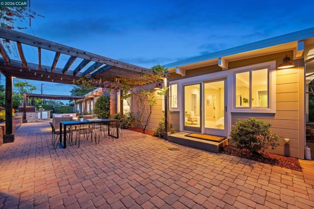 31 Ivy Dr, Orinda CA: https://media.crmls.org/mediaz/6d4455e4-f67f-4f8f-9a9a-54c70bbd0c26.jpg