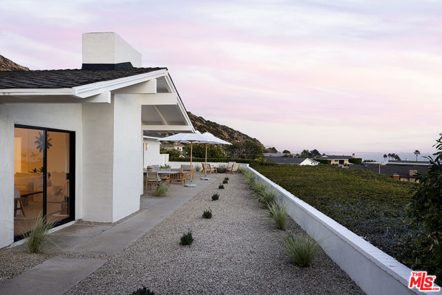 20374 Seaboard Road, Malibu CA: https://media.crmls.org/mediaz/6d453ac9-5973-48fb-a9a2-362284928e92.jpg