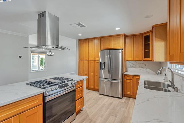 29270 Sandburg Way, Hayward CA: https://media.crmls.org/mediaz/6d46c65d-54df-435d-aa22-58203afd7a47.jpg
