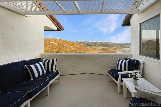 701 Fino Glen, Escondido CA: https://media.crmls.org/mediaz/6d473ca6-93f0-4aea-abdd-b1b4203d509e.jpg