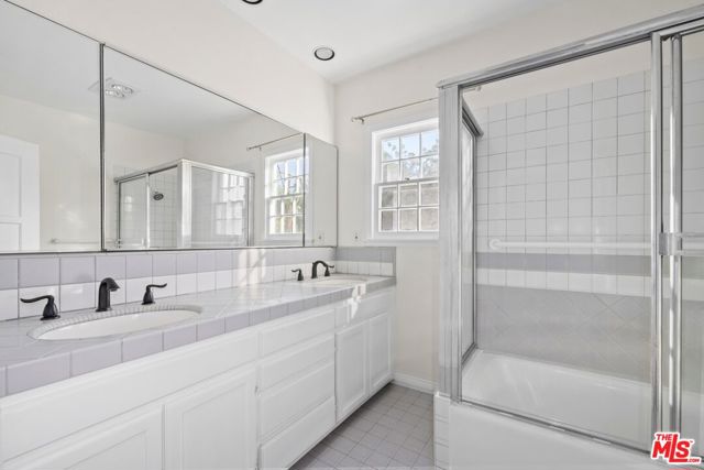 2941 Motor Avenue, Los Angeles CA: https://media.crmls.org/mediaz/6d481b64-1b4e-47d4-809b-8a5cce474b7b.jpg