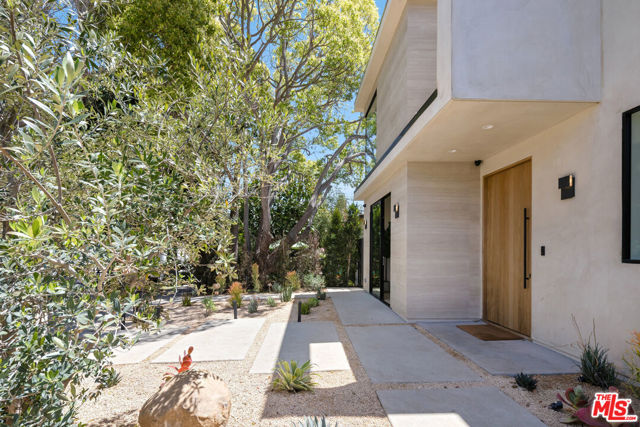 2115 Walnut Avenue, Venice CA: https://media.crmls.org/mediaz/6d4862df-ebcd-47e6-b875-06faa070ea37.jpg