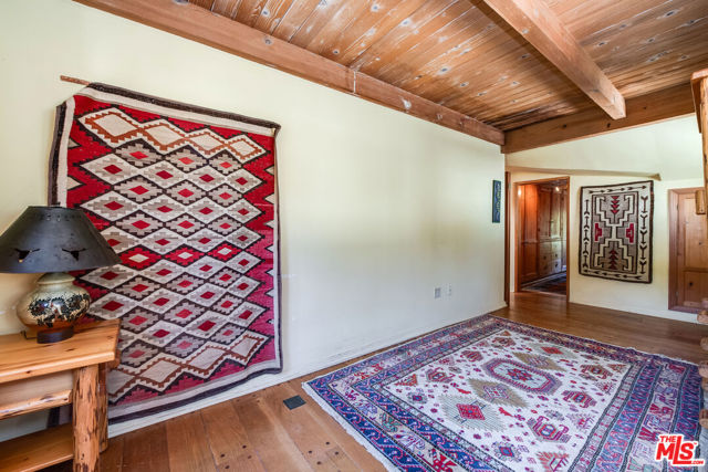 454 E Rustic Road, Santa Monica CA: https://media.crmls.org/mediaz/6d497394-fb86-4d6d-b02a-3768c6380429.jpg