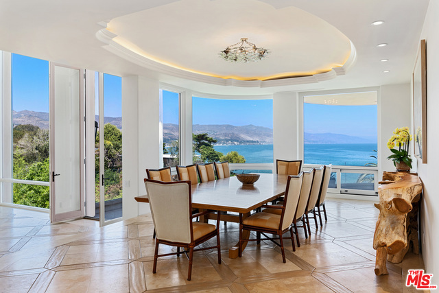 28808 Cliffside Drive, Malibu CA: https://media.crmls.org/mediaz/6d4a16cc-3288-4ea3-999a-f4a7a7837150.jpg