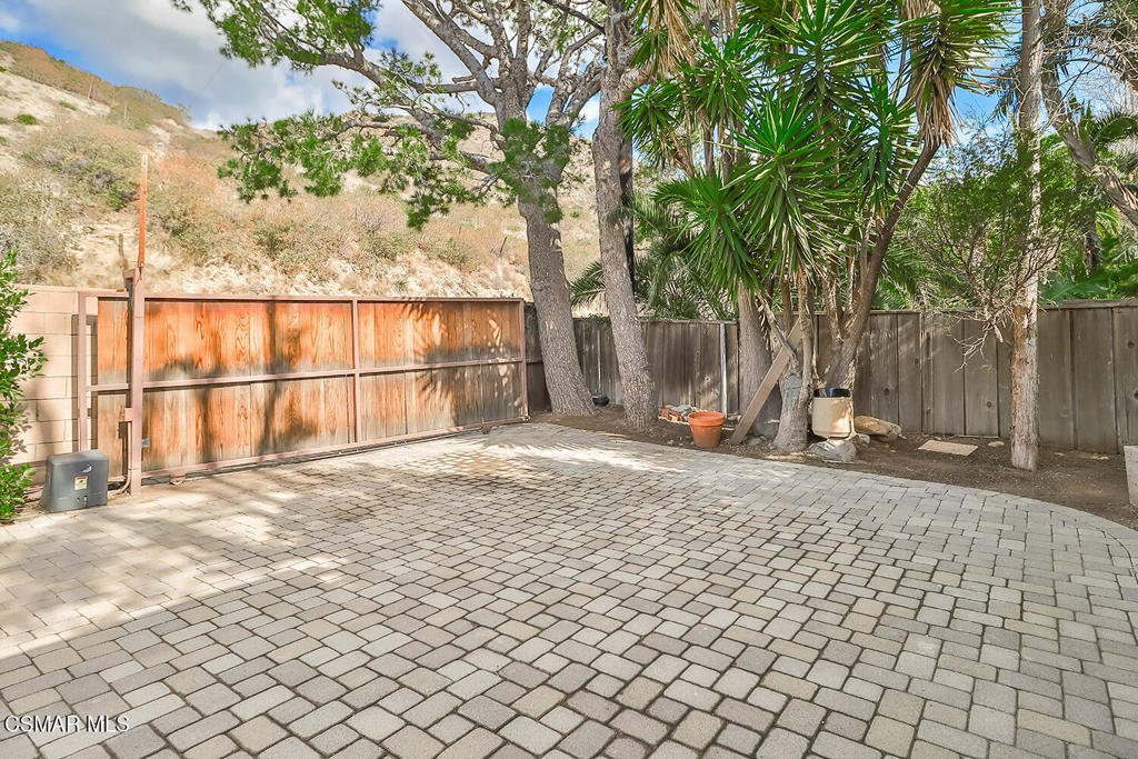 https://media.crmls.org/mediaz/6d4aa3f4-d3b3-4e7a-8462-c5bd53fd7d36.jpg?preset=X-Large
