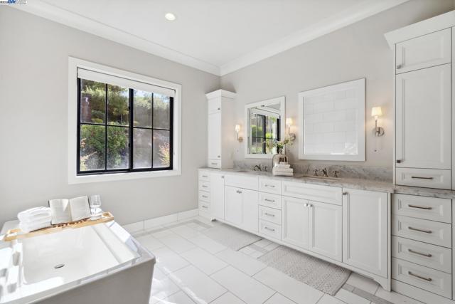 2621 Royal Oaks Dr, Alamo CA: https://media.crmls.org/mediaz/6d4aa6ec-a085-4014-8e72-c5adec409c68.jpg