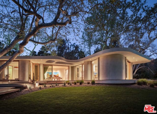 800 Brooktree Road, Pacific Palisades CA: https://media.crmls.org/mediaz/6d4b6c14-e9c2-4f17-be8d-c5be6441fb20.jpg