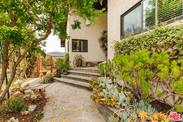 2208 Westridge Road, Los Angeles CA: https://media.crmls.org/mediaz/6d4bf2fe-4877-4274-bb05-ef24c79d3710.jpg