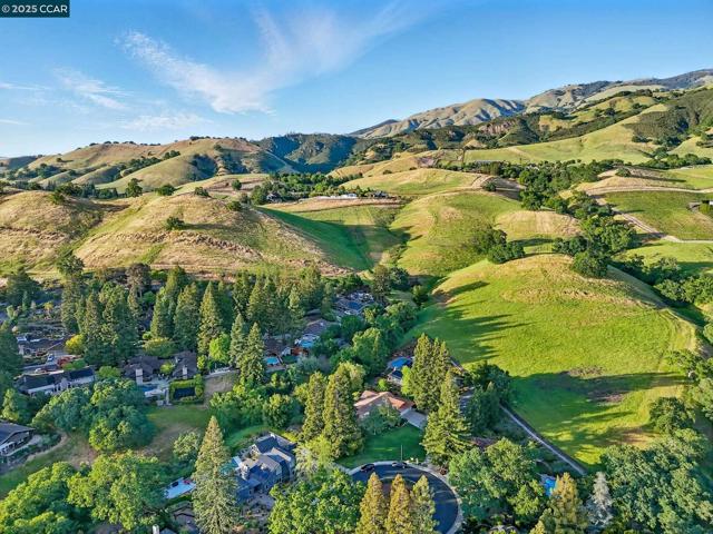 1804 Piedras Circle, Alamo CA: https://media.crmls.org/mediaz/6d4c08db-fa30-47de-bc39-b3f313fb317b.jpg