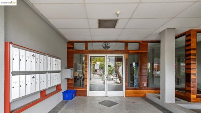 958 28th ST, Oakland CA: https://media.crmls.org/mediaz/6d4c10ef-3a79-4bf0-ab3c-b5bf0c555b53.jpg