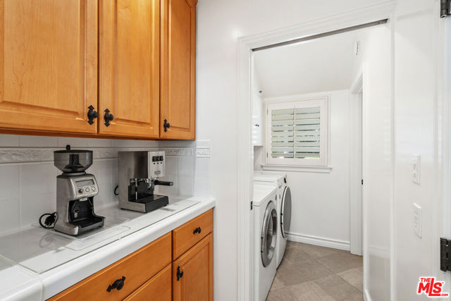 10574 Holman Avenue, Los Angeles CA: https://media.crmls.org/mediaz/6d4c8928-1fda-4081-b454-c8768d919cb3.jpg