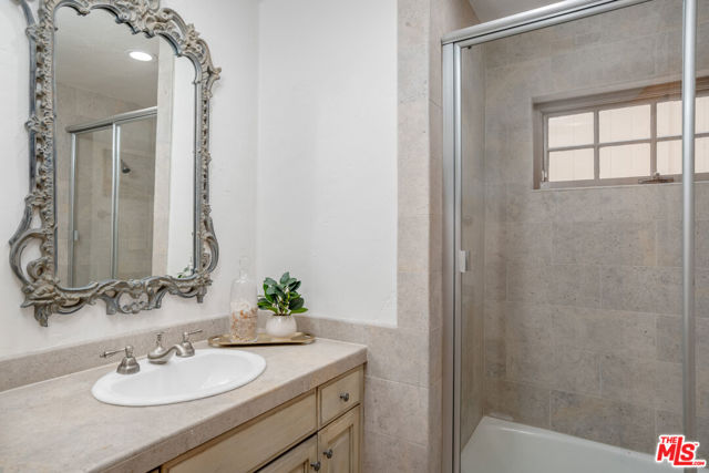 2917 N Poinsettia Avenue, Manhattan Beach CA: https://media.crmls.org/mediaz/6d4d05c2-dd0a-413b-a08a-e4141e96ae9e.jpg