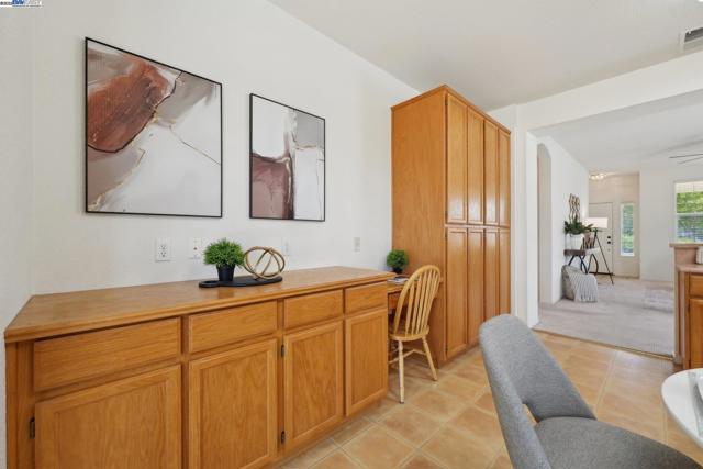 491 Central Park Pl, Brentwood CA: https://media.crmls.org/mediaz/6d4d0d56-3b16-4ba0-a0ad-4f151490445d.jpg