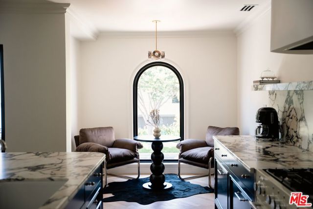 236 S Reeves Drive, Beverly Hills CA: https://media.crmls.org/mediaz/6d4d7829-ae40-4cc6-adf4-0a8a7cc4d2d7.jpg