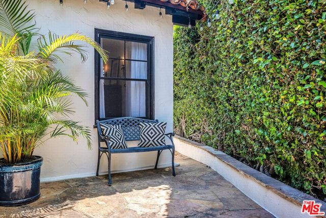 1423 Warnall Avenue, Los Angeles CA: https://media.crmls.org/mediaz/6d4f2c22-5f67-43c9-b50a-6def66d069a9.jpg
