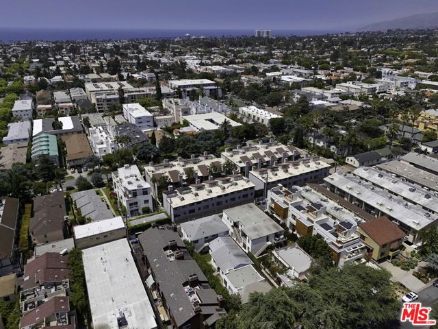 938 15th Street, Santa Monica CA: https://media.crmls.org/mediaz/6d4f9243-6290-441c-aa64-7393c1db5db3.jpg