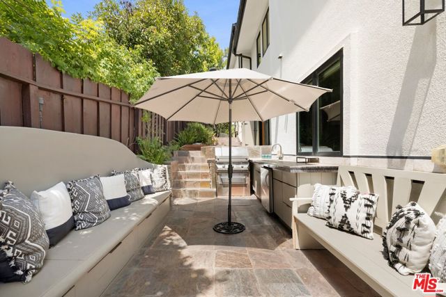 16820 Oak View Drive, Encino CA: https://media.crmls.org/mediaz/6d4f9e34-fc1d-4e35-8679-61e7a2215814.jpg